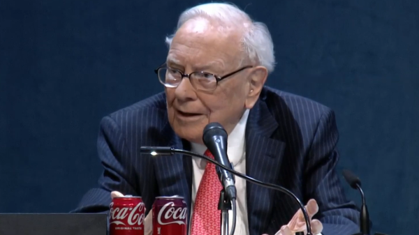 信康配資 巴菲特在2025股東大會上不斷提起芒格：芒格是個了不起的導師